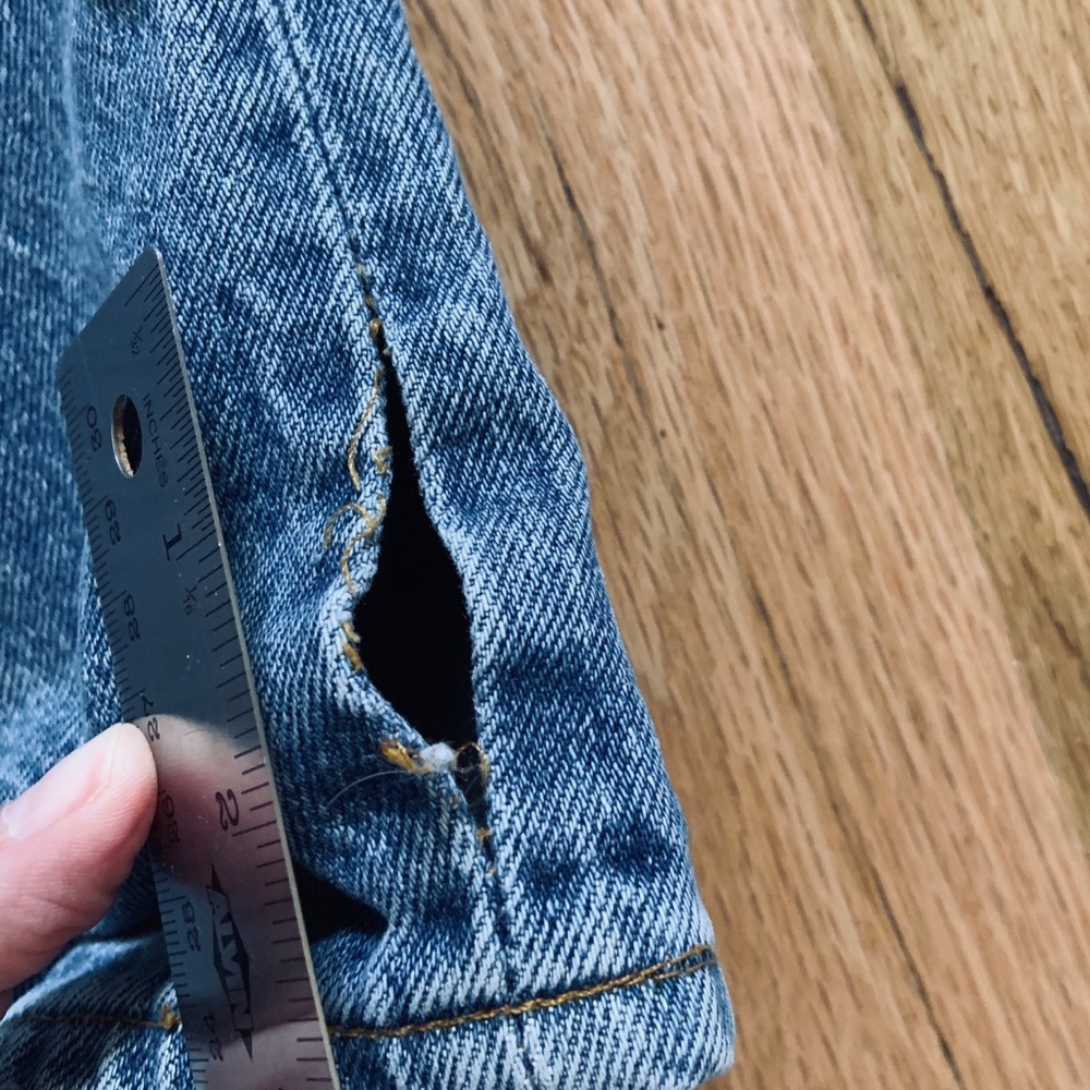 🍑SOLD🍑 TINY Vintage Levi’s Jeans 27W Thrashed - Picture 6 of 8